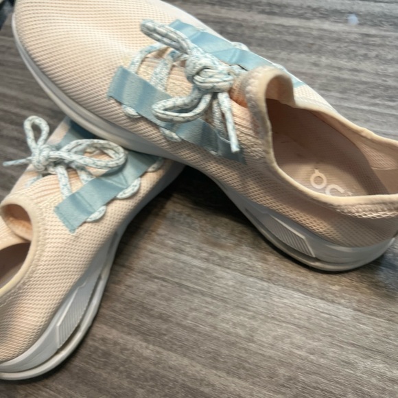 On Running Women's Athletic Shoes in Cream and Light Blue - Picture 3 of 4